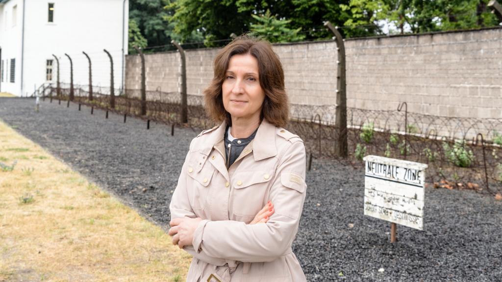 La escritora Paloma Sánchez-Garnica en el campo de concentración de Sachsenhausen. Foto: Carlos Ruiz B.k.