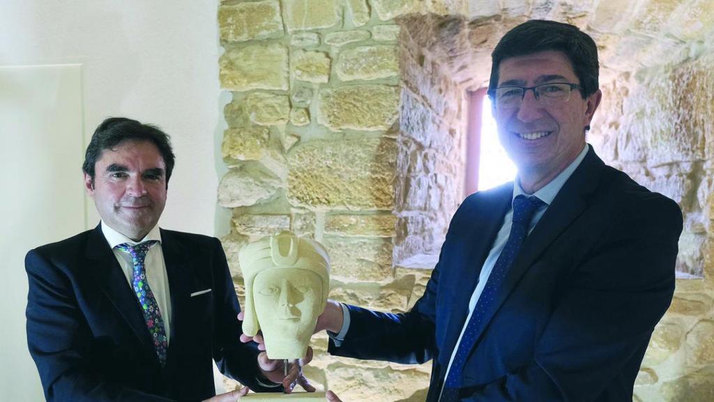 El alcalde de Porcuna de Cs, Miguel Moreno, y Juan Marín en una imagen de archivo durante una visita a la localidad.