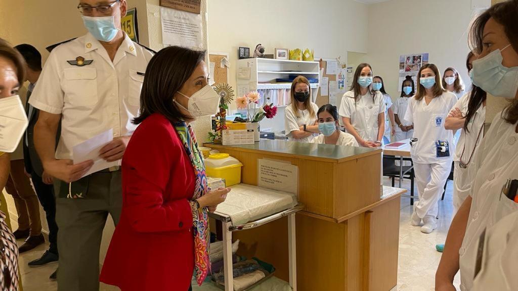 Margarita Robles este viernes en el Hospital Militar de Zaragoza.