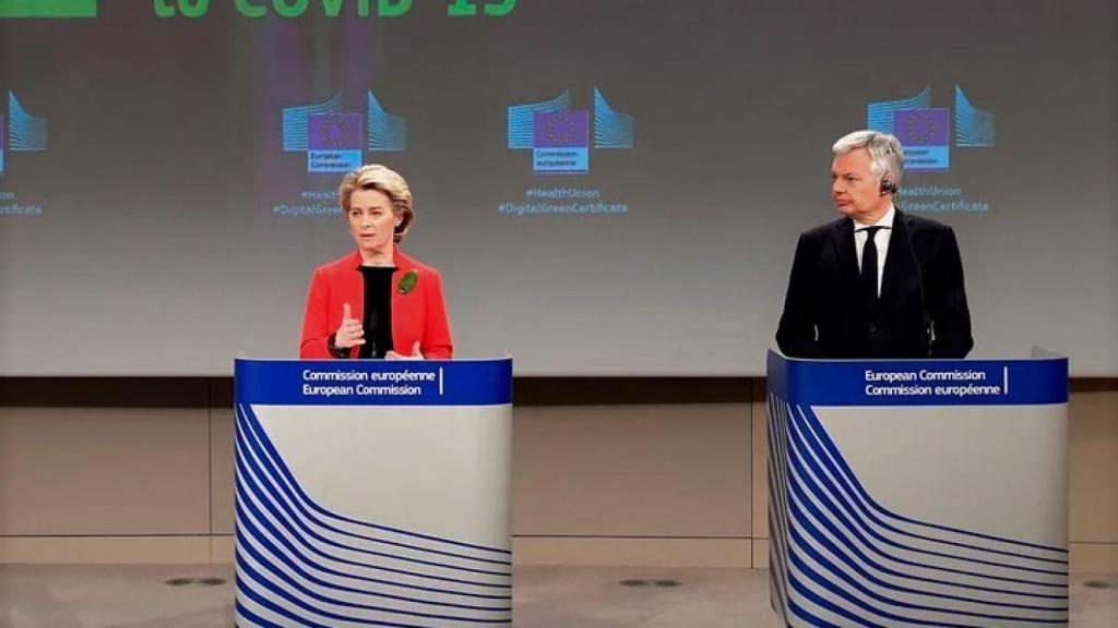Ursula von der Leyen, presidenta de la Comisión Europea, junto al comisario de Justicia, Didier Reynders.