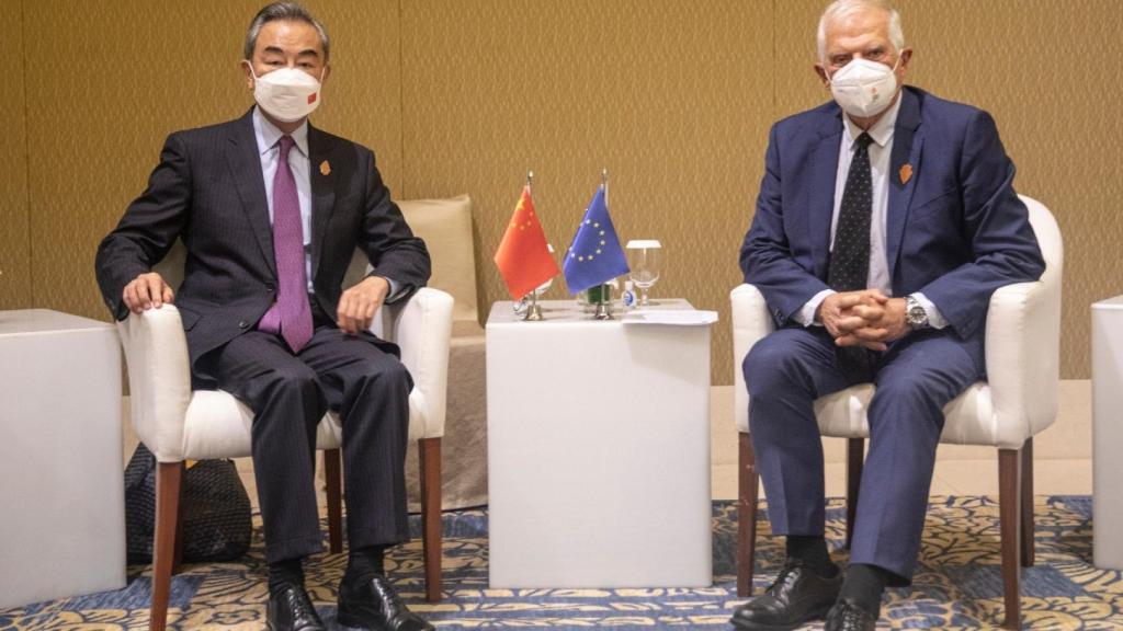 El Alto Representante de la UE, Josep Borrell, reunido con el ministro de Exteriores chino
