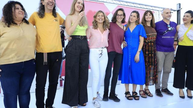 Yolanda Díaz junto al grupo de ciudadanos anónimos que la han acompañado en el escenario.