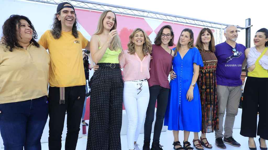 Yolanda Díaz junto al grupo de ciudadanos anónimos que la han acompañado en el escenario.