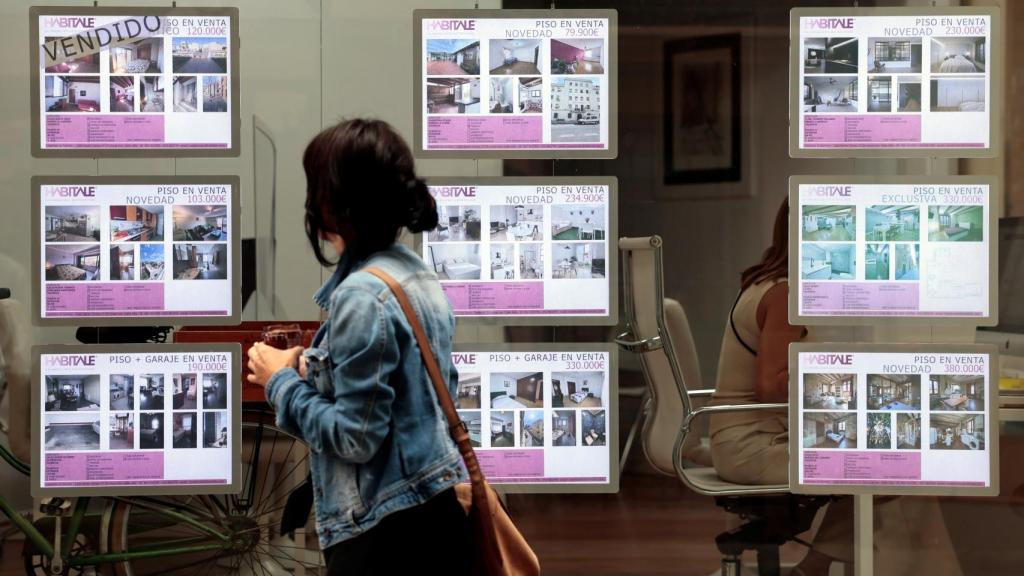 Una mujer pasa por una inmobiliaria ubicada en Valencia.