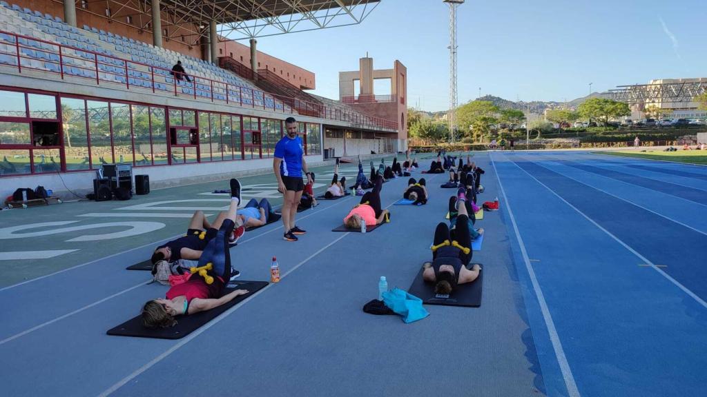 El grupo de bodyfitness de la UMA haciendo actividades de suelo.