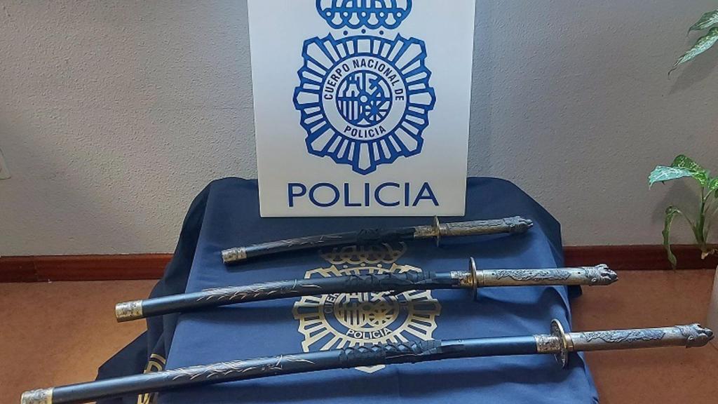 Tres catanas intervenidas por la Policía Nacional.