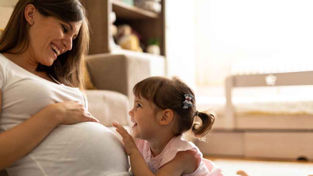 Madre embarazada y niña