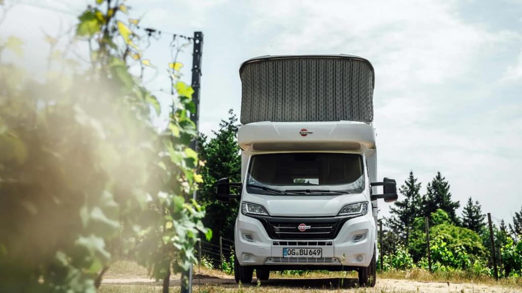 La caravana Bürstner Lyseo Gallery en movimiento.