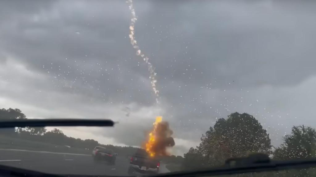 Un rayo impactando en una camioneta