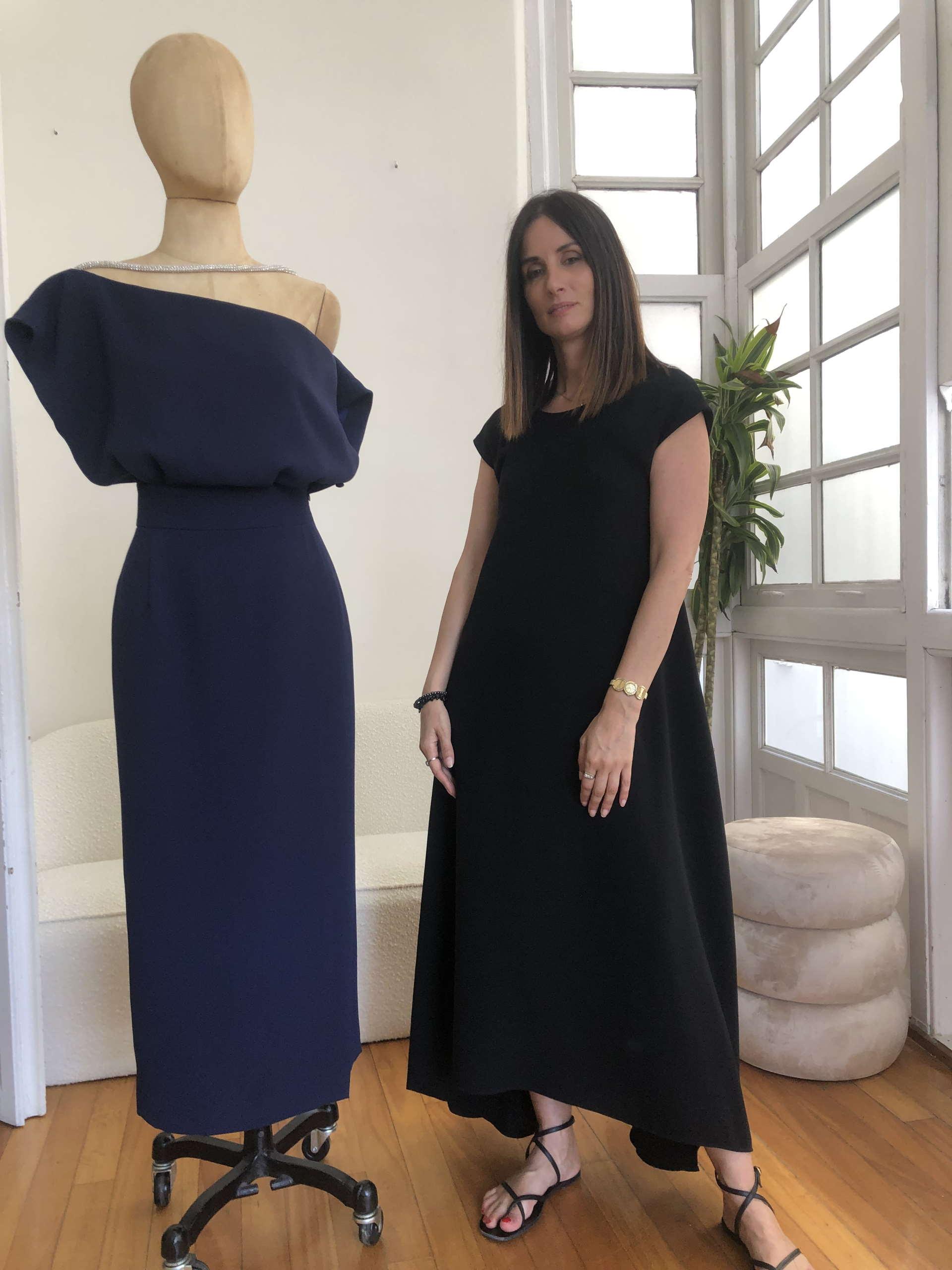 Vanessa Datorre posa junto al vestido que llevó la reina Letizia. Foto: Quincemil.