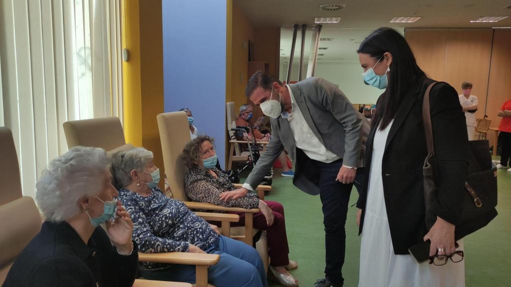 El alcalde, Ángel Mato, durante la visita al centro