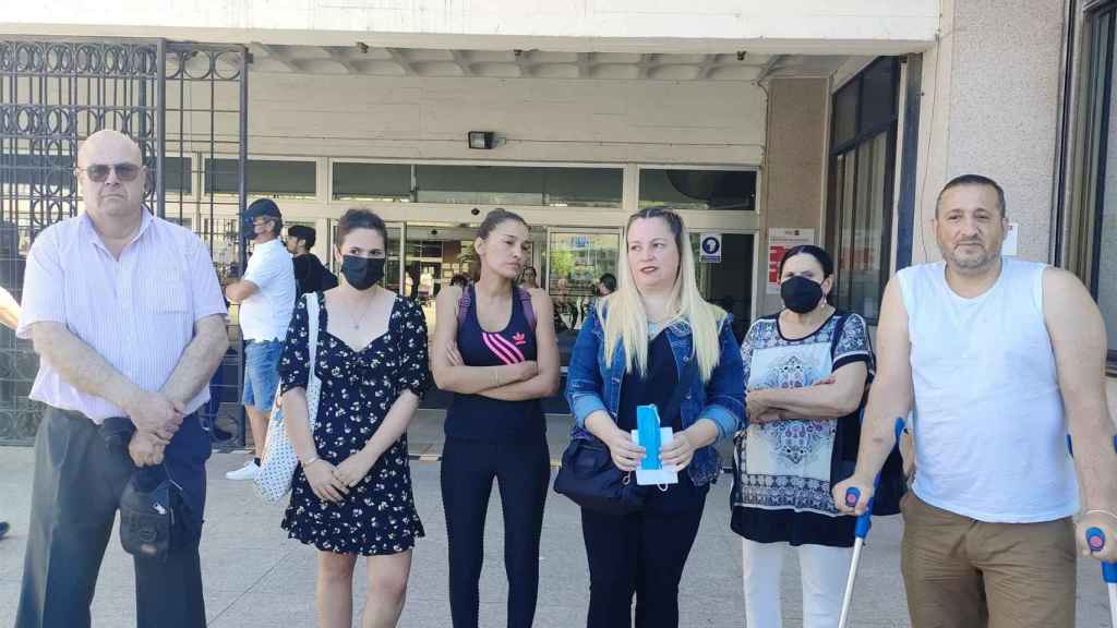 La presidenta de la Federación Vecinal de Vigo, María Pérez, y otros miembros del colectivo vecinal, junto a una vecina de la ciudad amenazada de desahucio.