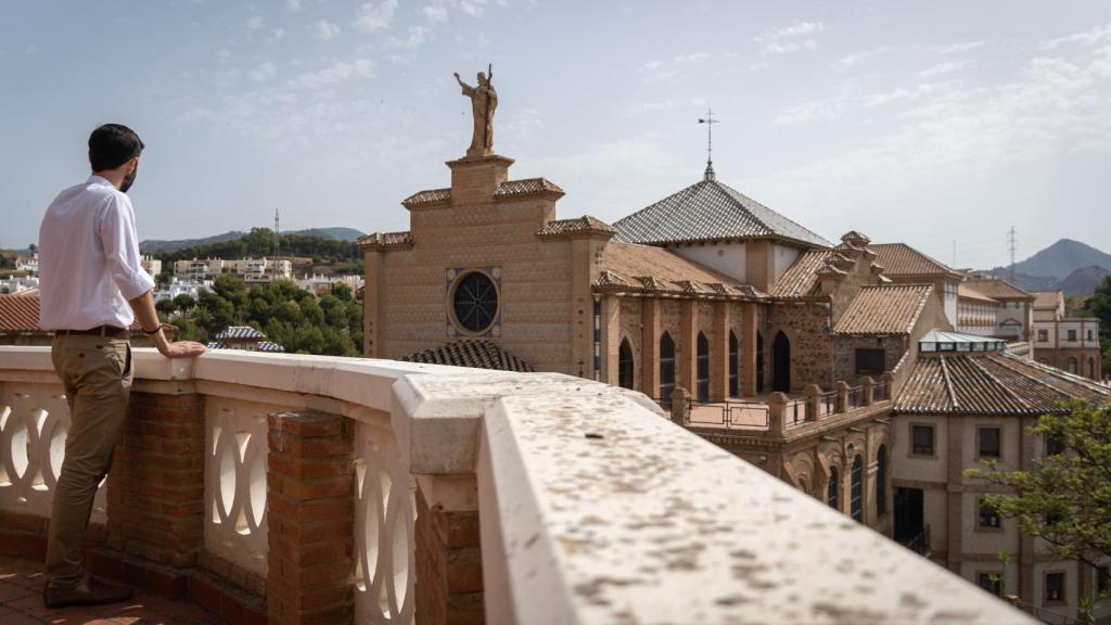 Eduardo Muñoz, mirando a la capilla desde la azotea del seminario.