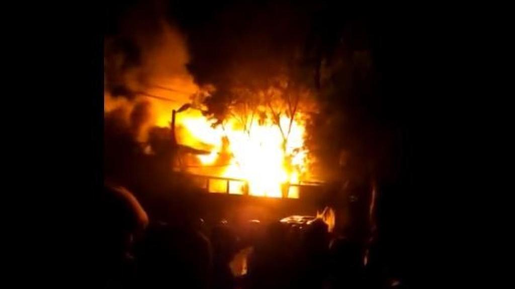 Imagen de la casa del primer ministro de Sri Lanka ardiendo.
