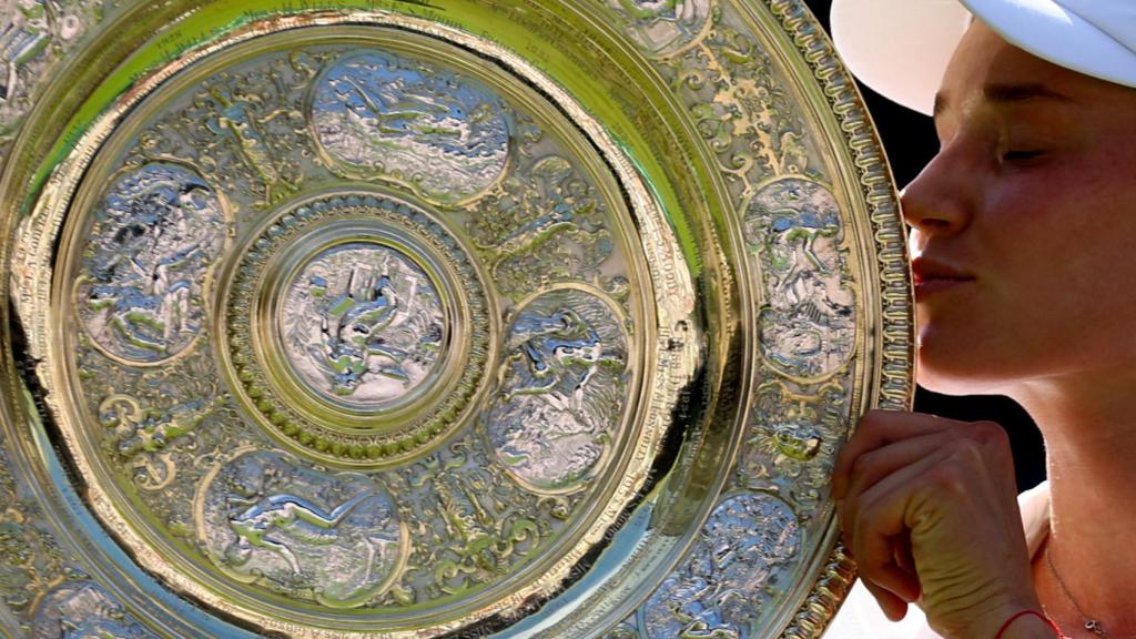 Elena Rybakina besa el título de Wimbledon.