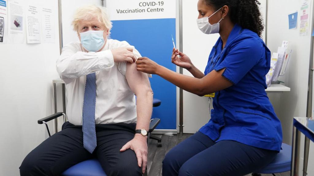 El primer ministro en el momento de recibir su segunda dosis de AstraZeneca.