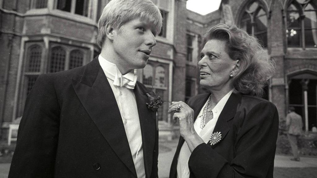Boris Johnson, como presidente de la asociación de debates de Oxford, charla con la ministra de Cultura de Grecia Melina Mercouri en 1986.