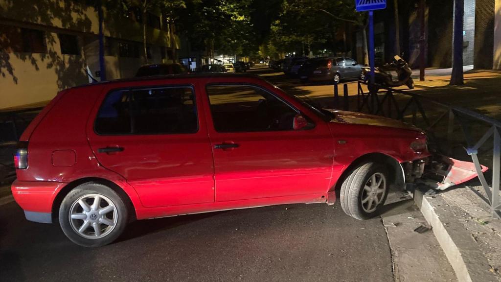 El estado del vehículo al chocar contra una valla mientras huía de la Policía