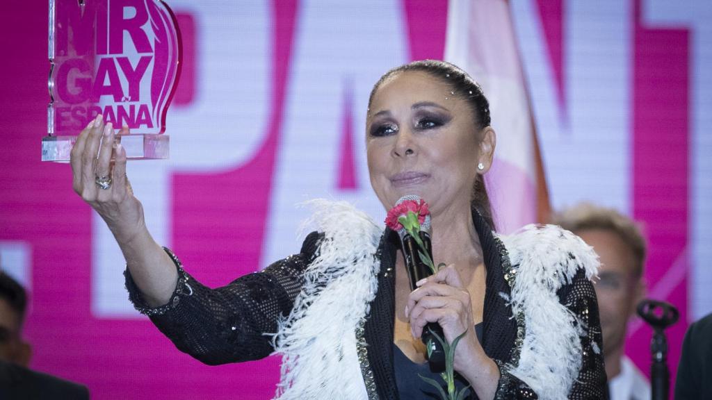 Isabel Pantoja con el premio Mr. Gay.