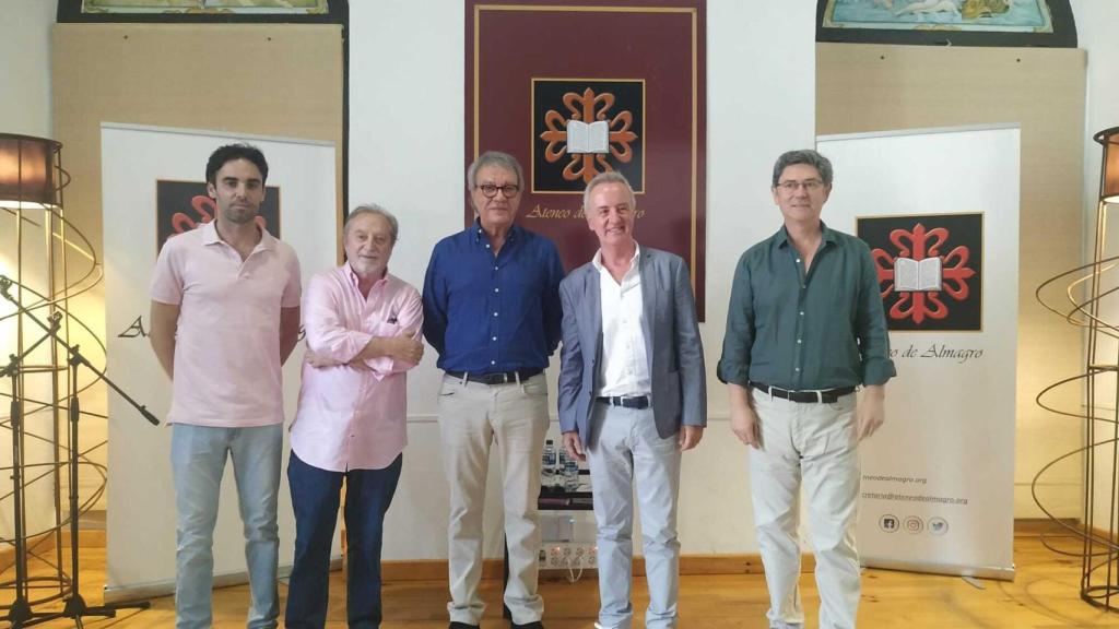 El periodista y escritor Manuel Juliá presenta sus dos últimas obras, recitadas en directo por Carlos Hipólito y Manuel Galiana en el Ateneo de Almagro