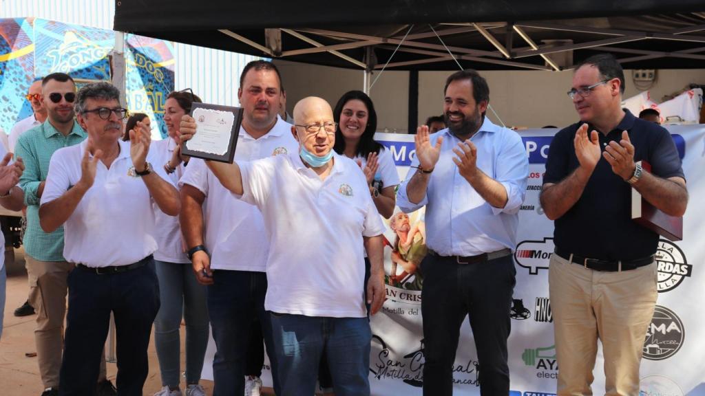 Paco Núñez, este domingo junto a otras personas en un acto en la localidad conquense de Motilla del Palancar