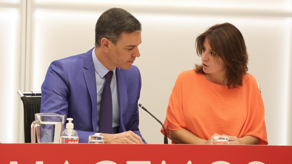 El presidente del Gobierno, Pedro Sánchez, junto a Adriana Lastra.
