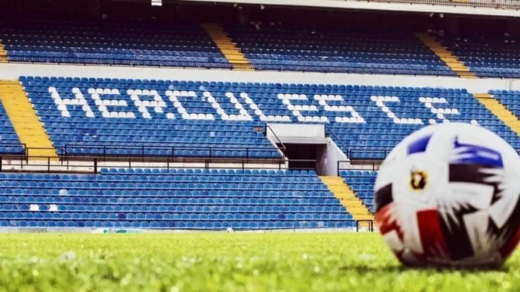 Un balón en el campo del Hércules, en imagen de archivo.