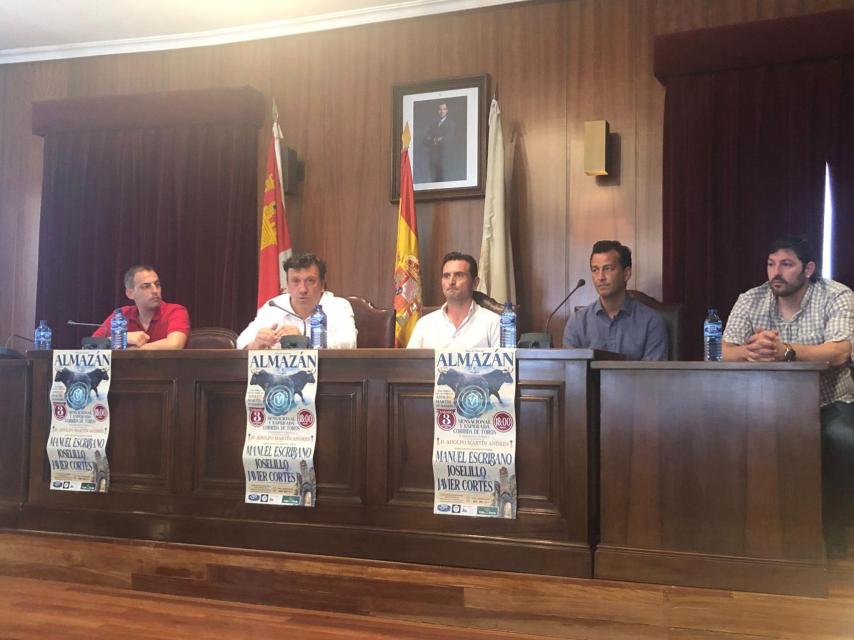 Presentación del cartel de toros para la Bajada de Jesús en el Ayuntamiento de Almazán, este domingo,