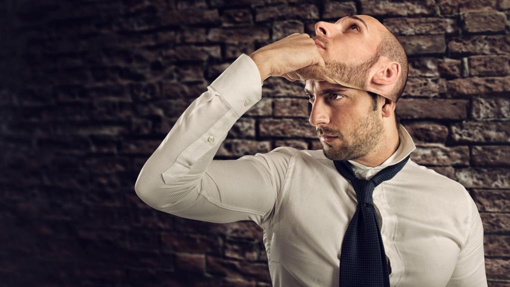 Un hombre se quita la máscara.