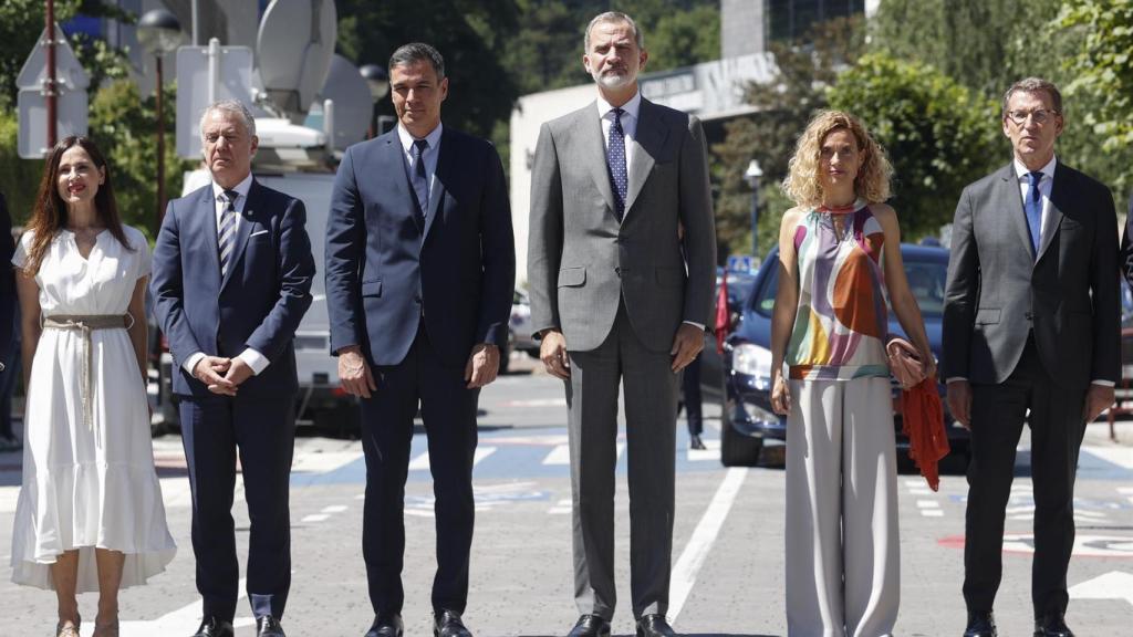 El Rey Felipe VI, junto a Pedro Sánchez, Mertitxell Batet, el lehendakari Iñigo Urkullu, Alberto Nuñez Feijóo y el resto de autoridades, este domingo tras su llegada a Ermua.