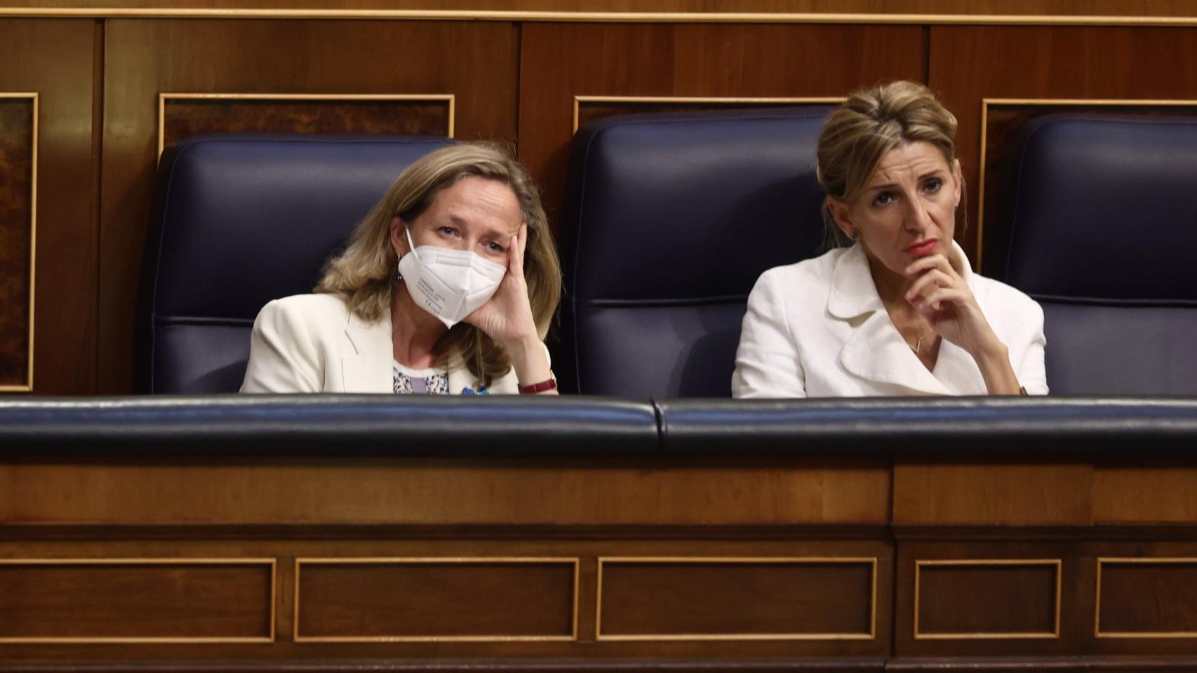 Nadia Calviño y Yolanda Díaz, vicepresidentas del Gobierno, en el Pleno del Congreso de los Diputados.