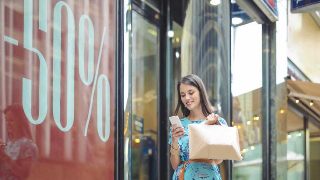 Una mujer sale a comprar en rebajas.
