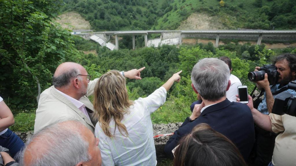 El presidente de la Xunta de Galicia, Alfonso Rueda, y la ministra de Transportes, Raquel Sánchez, durante su visita a la parte del acueducto caído de Pedrafita do Cebreiro.