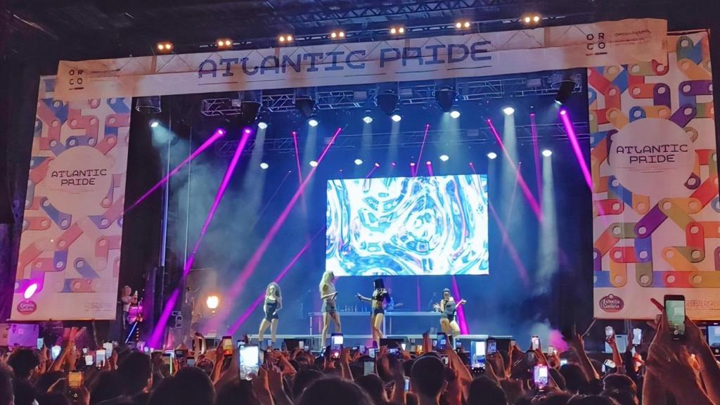 Actuación de La Zowi y Samantha Hudson en el Atlantic Pride de A Coruña en 2022.