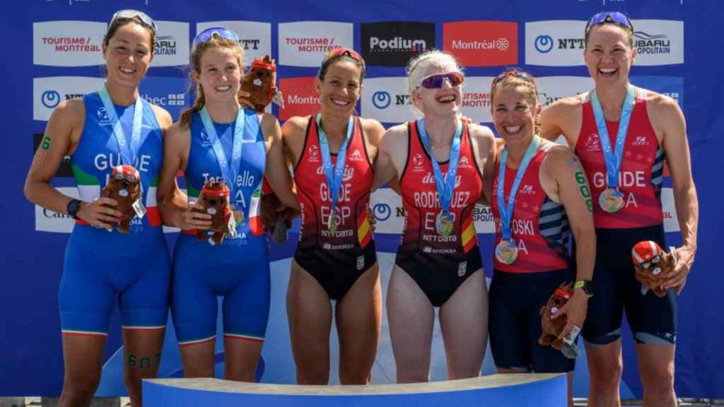 Susana Rodríguez Gacio y su guía, Sara Loëhr, en el podio.