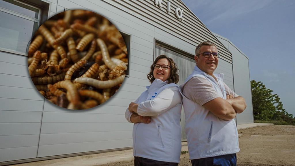 Adriana Casillas y Sabas de Diego, frente a la fábrica de Tebrio.