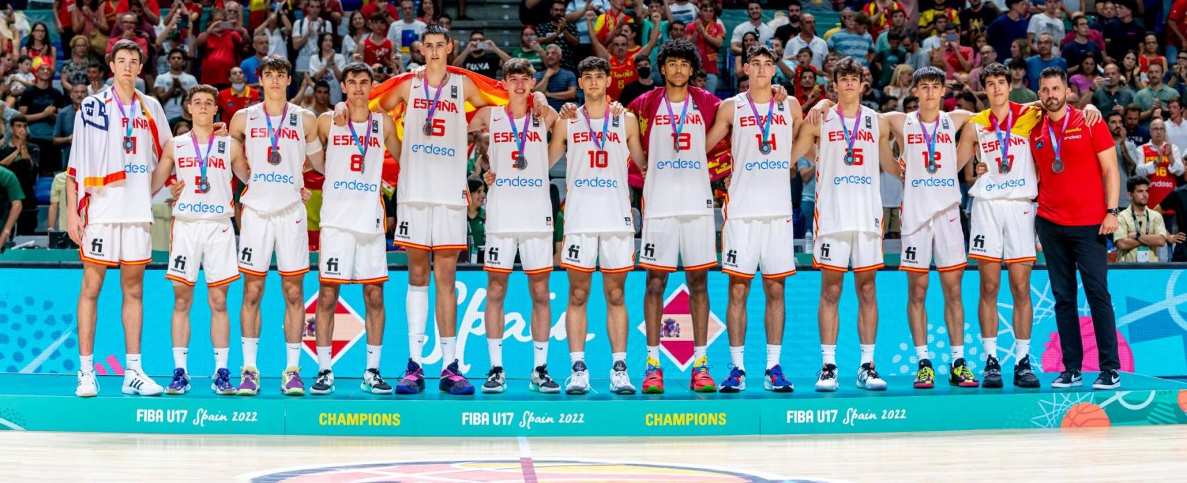 Los 12 jugadores y el entrenador de la Selección sub17 de baloncesto