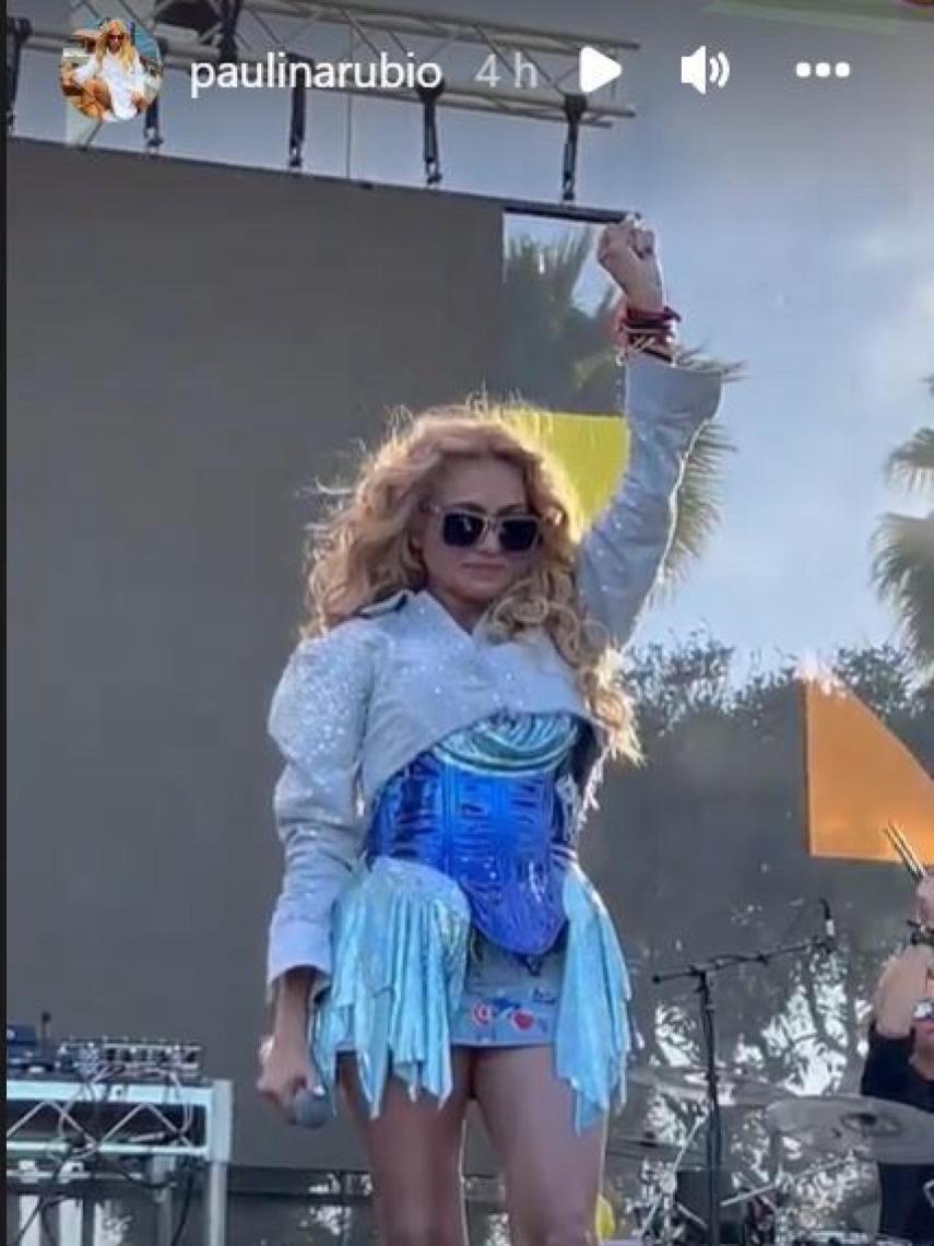 La cantante pide un aplauso para su madre en el escenario.