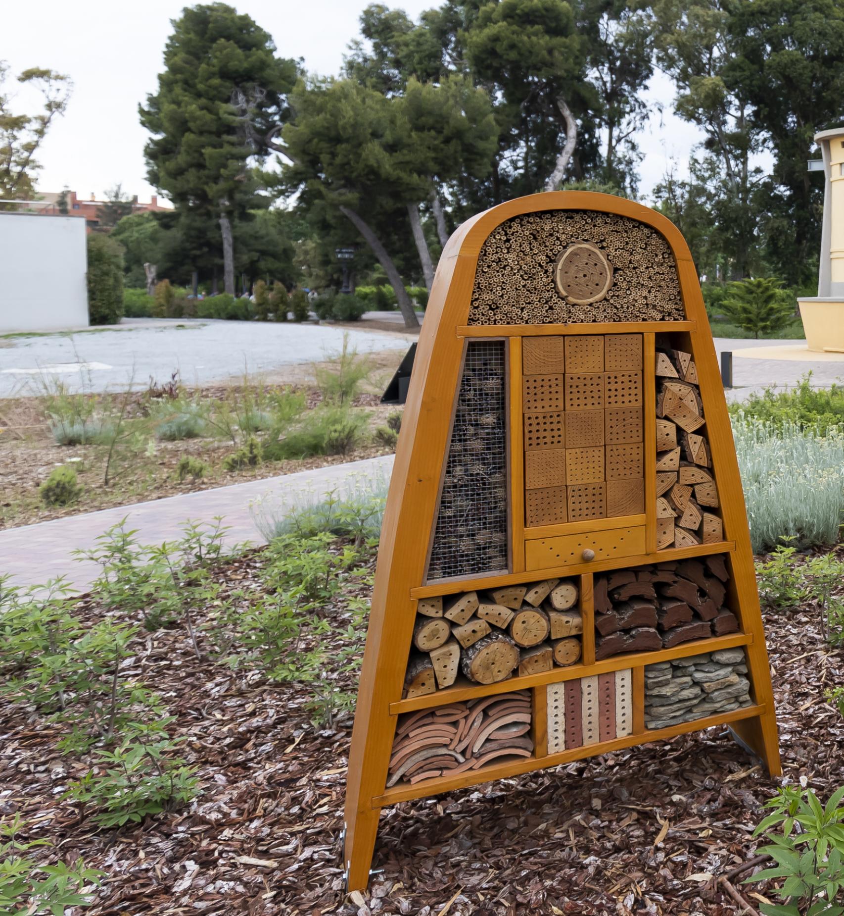 Ejemplo de instalación de un hotel de insectos en una planta del grupo para favorecer la biodiversidad local