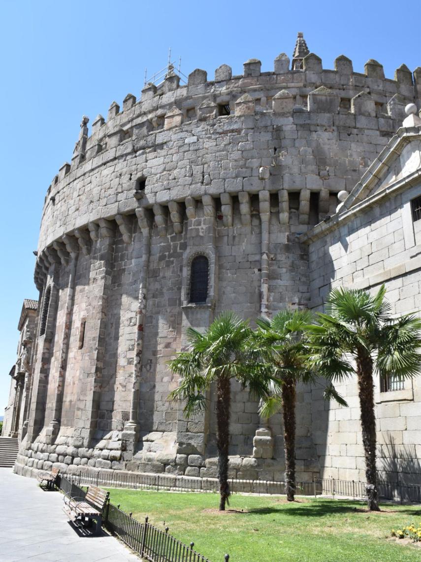 El robusto cimorro entestado en la muralla.