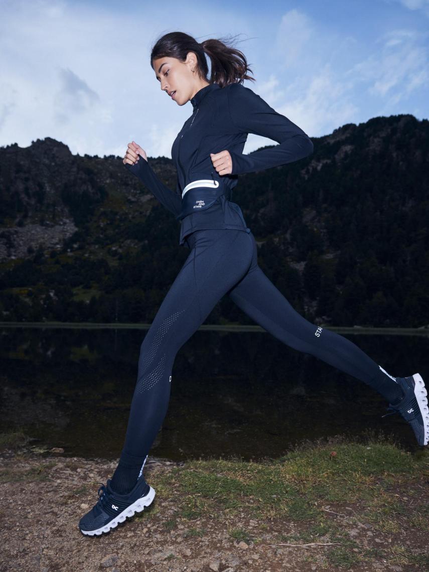 Una mujer practicando running vestida de Dash and Stars.