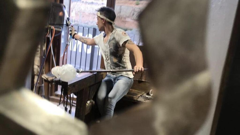 Rafa Abdon trabajando el vidrio en su taller.