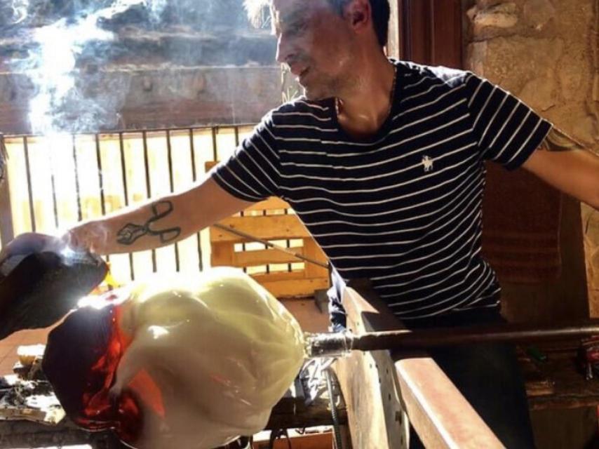 Rafa Abdon trabajando el vidrio