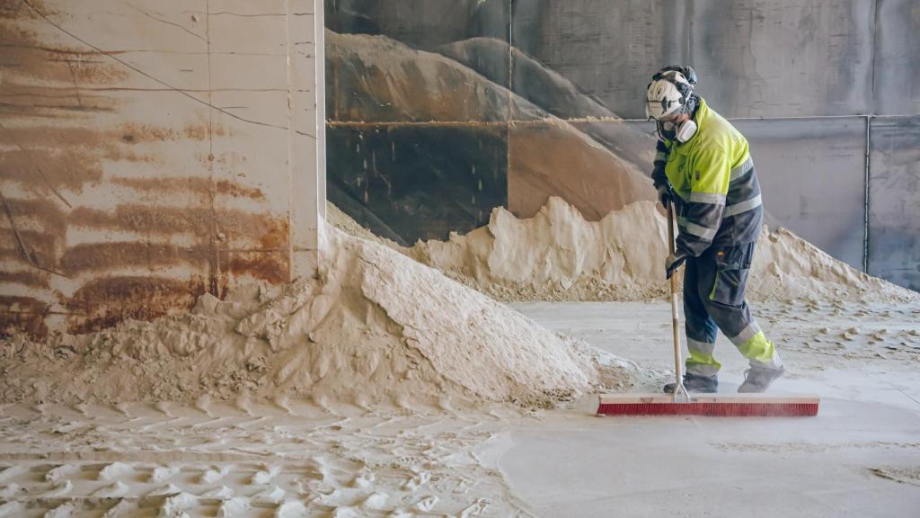 Un operario trabaja con el casco del vidrio en la fábrica de vidrio Calcín Ibérico S.L