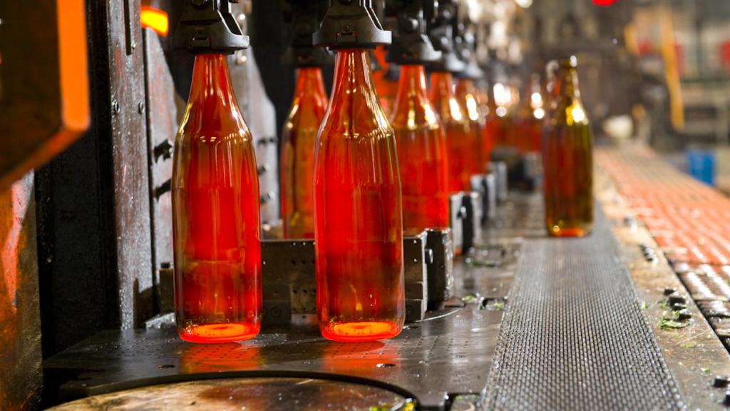 Envases de vidrio recién sacados del horno