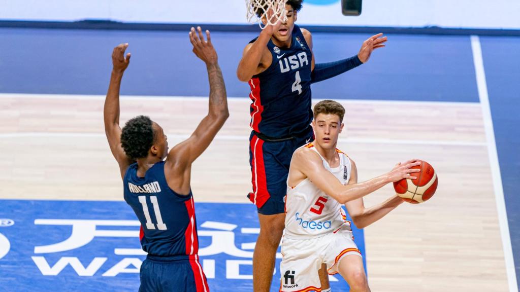 Conrad Martínez supera a los jugadores de Estados Unidos.