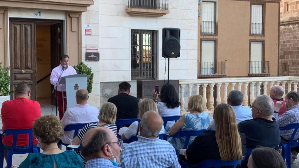 El entonces alcalde de Cabra del Santo Cristo, Francisco Javier Justicia,  ofreciendo un discurso.
