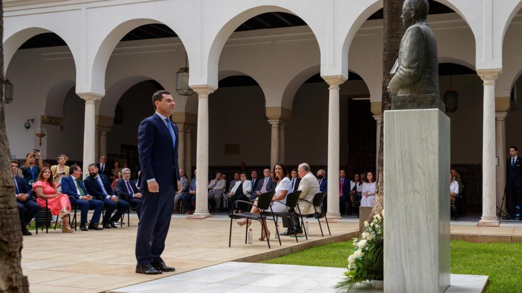 El presidente de la Junta, Juanma Moreno, frente al busto de Blas Infante.