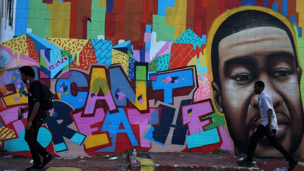 Un mural en homenaje a George Floyd.