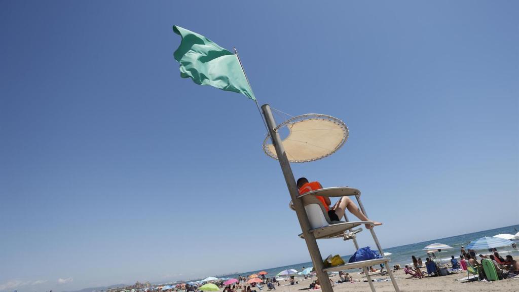Un socorrista en una playa valenciana, hace unas semanas.
